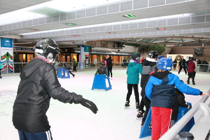 ロブソンスクエアでは無料でアイススケートが楽しめる。Photo courtesy of Province of British Columbia