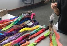 コミュニティへの感謝をこめてースティーブストン日本語学校 『千羽鶴プロジェクト』 教師による糸通し。Photo courtesy of The Steveston Japanese Language School