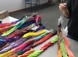 コミュニティへの感謝をこめてースティーブストン日本語学校 『千羽鶴プロジェクト』 教師による糸通し。Photo courtesy of The Steveston Japanese Language School