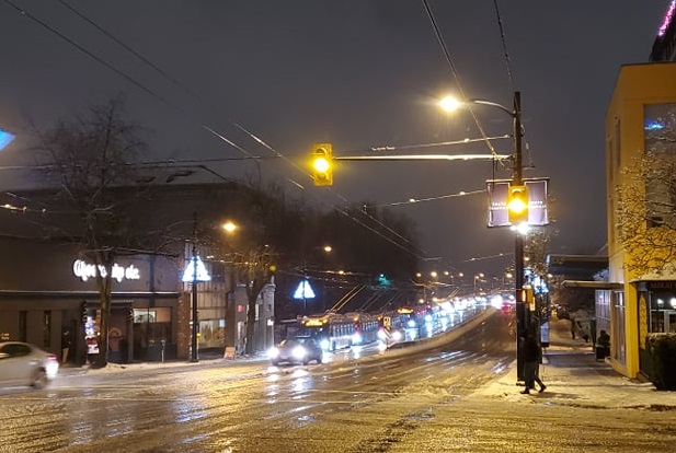 ブロードウエイでは4日の夜、バスが多数立ち往生していた。©The Vancouver Shinpo