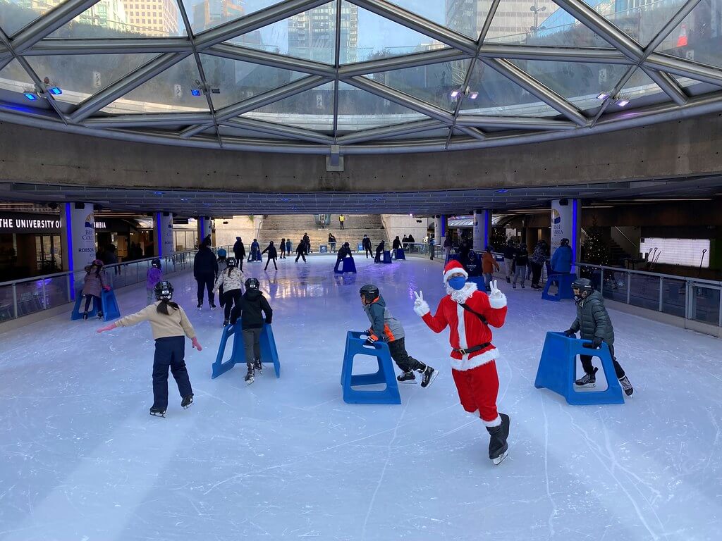 ロブソンスクエアのアイスリンクのオープニング(Robson Square ice rink opening)。Photo courtesy of Province of British Columbia