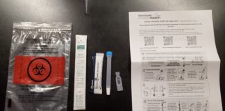 BC州のラピッドテスト無料提供、60歳以上に拡大 Abbott Panbioのテストキット。右から説明書、バッファー液、青いキャップの容器(この容器にバッファー液を入れる)、テストデバイス、スワブ、キットが入っていたビニール袋。©The Vancouver Shinpo