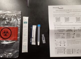 BC州のラピッドテスト無料提供、60歳以上に拡大 Abbott Panbioのテストキット。右から説明書、バッファー液、青いキャップの容器(この容器にバッファー液を入れる)、テストデバイス、スワブ、キットが入っていたビニール袋。©The Vancouver Shinpo