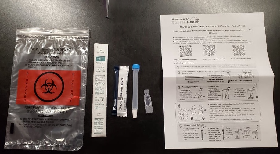 Abbott Panbioのテストキット。右から説明書、バッファー液、青いキャップの容器（この容器にバッファー液を入れる）、テストデバイス、スワブ、キットが入っていたビニール袋。©The Vancouver Shinpo