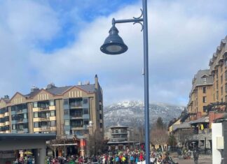 規制緩和のファミリーデー連休、BC州各地で混雑 ファミリーデイの週末、大勢の人で混みあった、ウィスラー。Photo by Hideo Noguchi