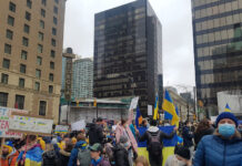 バンクーバーのロシアコミュニティセンターなどに嫌がらせ ロシアに抗議するウクライナ系移民ら数千人が集まった。©The Vancouver Shinpo