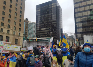バンクーバーのロシアコミュニティセンターなどに嫌がらせ ロシアに抗議するウクライナ系移民ら数千人が集まった。©The Vancouver Shinpo