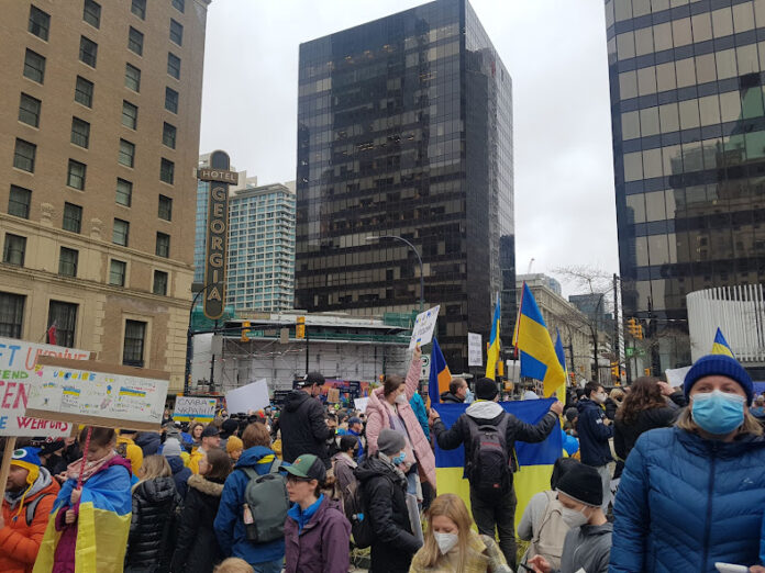 ロシアに抗議するウクライナ系移民ら数千人が集まった。©The Vancouver Shinpo