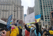 バンクーバーでもロシアのウクライナ侵攻抗議集会に数千人 今は2022年だ、プーチン、恥を知れ!戦争反対!のプラカードを掲げた人。©The Vancouver Shinpo