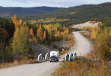 トラベルトレーラーの魅力 アラスカハイウェイを走るトラベルトレーラー。2014年9月、ユーコン準州で。Photo by ©︎ 古川透 / バンクーバー新報