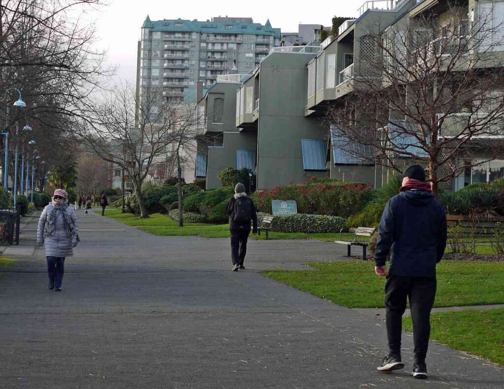 曇りの日でも、外でのウォーキングはセロトニン活性化に役立つ 。©The Vancouver Shinpo