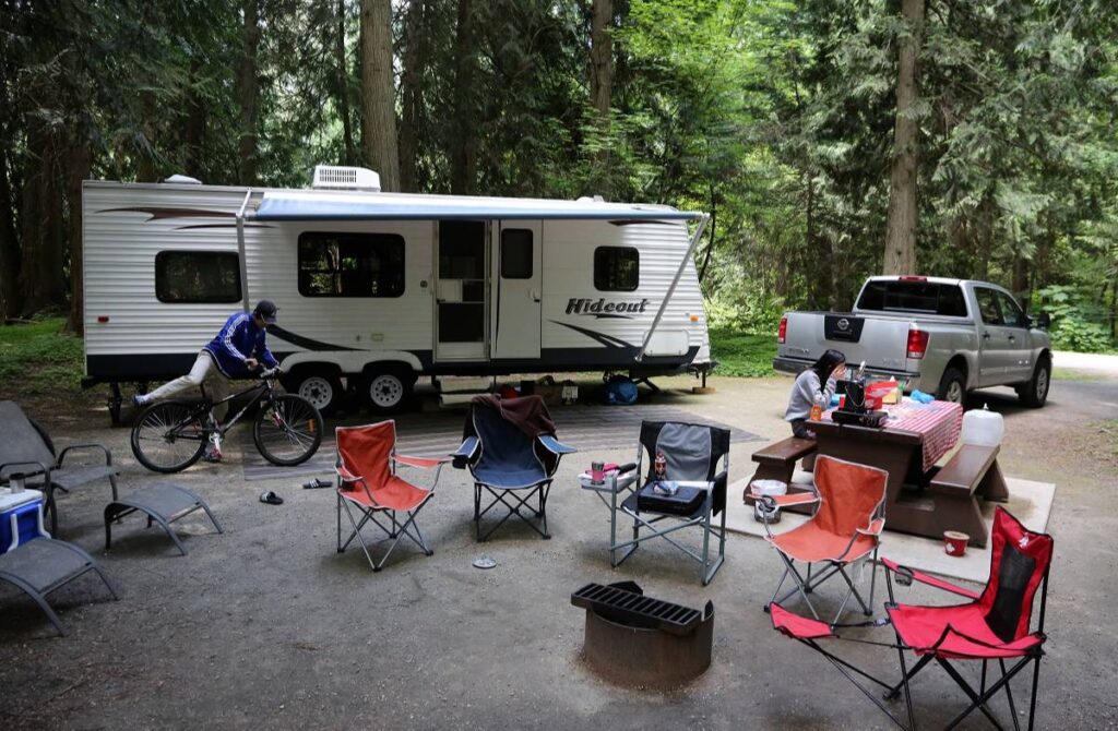 公営のキャンプサイト。テーブルや焚き火ができるファイヤーピットが常備されている。2017年7月、BC州のオカナガンで。Photo by ©︎ 古川透 / バンクーバー新報