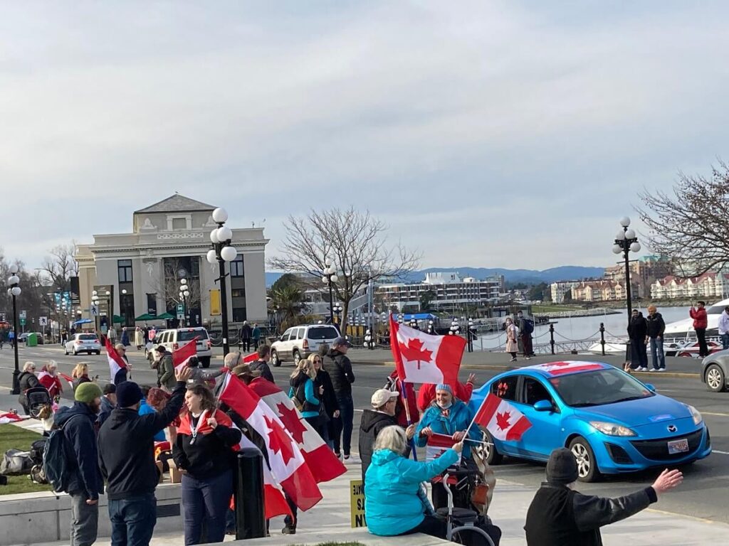 半分お祭り気分さえ感じられる州議事堂前のデモ。悲壮感のない所がカナダ的か？Photo courtesy of Keiko Miyamatsu Saunders