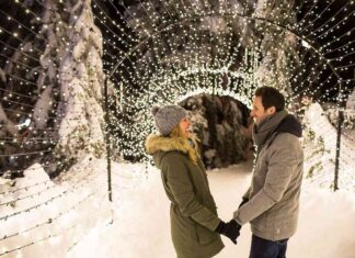 大切な人と最高にロマンチックな冬 – 後編 グラウスマウンテンのライトウォーク。Photo courtesy of Grouse Mountain Resorts