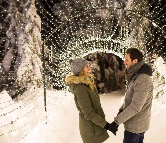 大切な人と最高にロマンチックな冬 – 後編 グラウスマウンテンのライトウォーク。Photo courtesy of Grouse Mountain Resorts