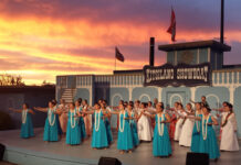 ハワイアン・フラダンス・グループ、ワイレレ・ワイワイ キツラノショーボートで。Photo courtesy of Wailele Wai Wai