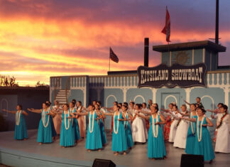 ハワイアン・フラダンス・グループ、ワイレレ・ワイワイ キツラノショーボートで。Photo courtesy of Wailele Wai Wai