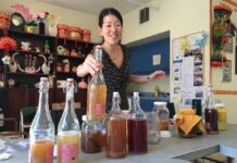 日本の文化とも密接に関わる麹など、発酵食品の魅力 1 オンライン、対面などで発酵食品などについて教えている坂本由美さん。Photo courtesy of Yumi Sakamoto