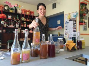 オンライン、対面などで発酵食品などについて教えている坂本由美さん。Photo courtesy of Yumi Sakamoto
