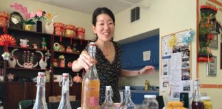 日本の文化とも密接に関わる麹など、発酵食品の魅力 1 オンライン、対面などで発酵食品などについて教えている坂本由美さん。Photo courtesy of Yumi Sakamoto