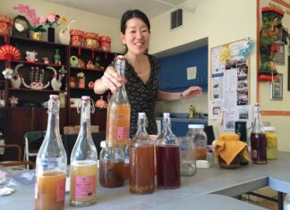 日本の文化とも密接に関わる麹など、発酵食品の魅力 1 オンライン、対面などで発酵食品などについて教えている坂本由美さん。Photo courtesy of Yumi Sakamoto