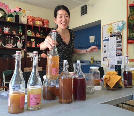 日本の文化とも密接に関わる麹など、発酵食品の魅力 1 オンライン、対面などで発酵食品などについて教えている坂本由美さん。Photo courtesy of Yumi Sakamoto
