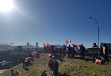 バンクーバー周辺でもFreedom Convoy抗議運動 アボツフォードでFreedom Convoyを応援する人たち。©The Vancouver Shinpo