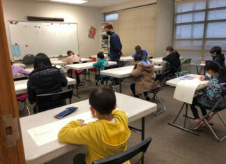 日本漢字能力検定準会場として20年目を迎えた、グラッドストーン日本語学園 漢字検定受験の様子。Photo courtesy of Gladstone Japanese Language School