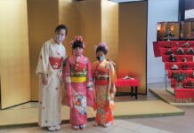 家族連れが楽しんだ日系センターのファミリーデーイベント 3月3日桃の節句に合わせて行われた着付けのデモンストレーションでモデルとして活躍した、8歳のRinaちゃんと6歳のRionaちゃん。ホーランさんと。©The Vancouver Shinpo