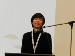 大学上級部門１位のティエリア ヤングさん。 ©The Vancouver Shinpo