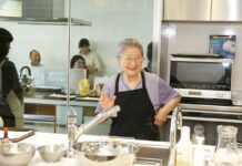 地元の人に愛されたカフェのオーナー、清水なおみさんの物語 2 料理教室での清水なおみさん。Photo courtesy of Naomi Shimizu