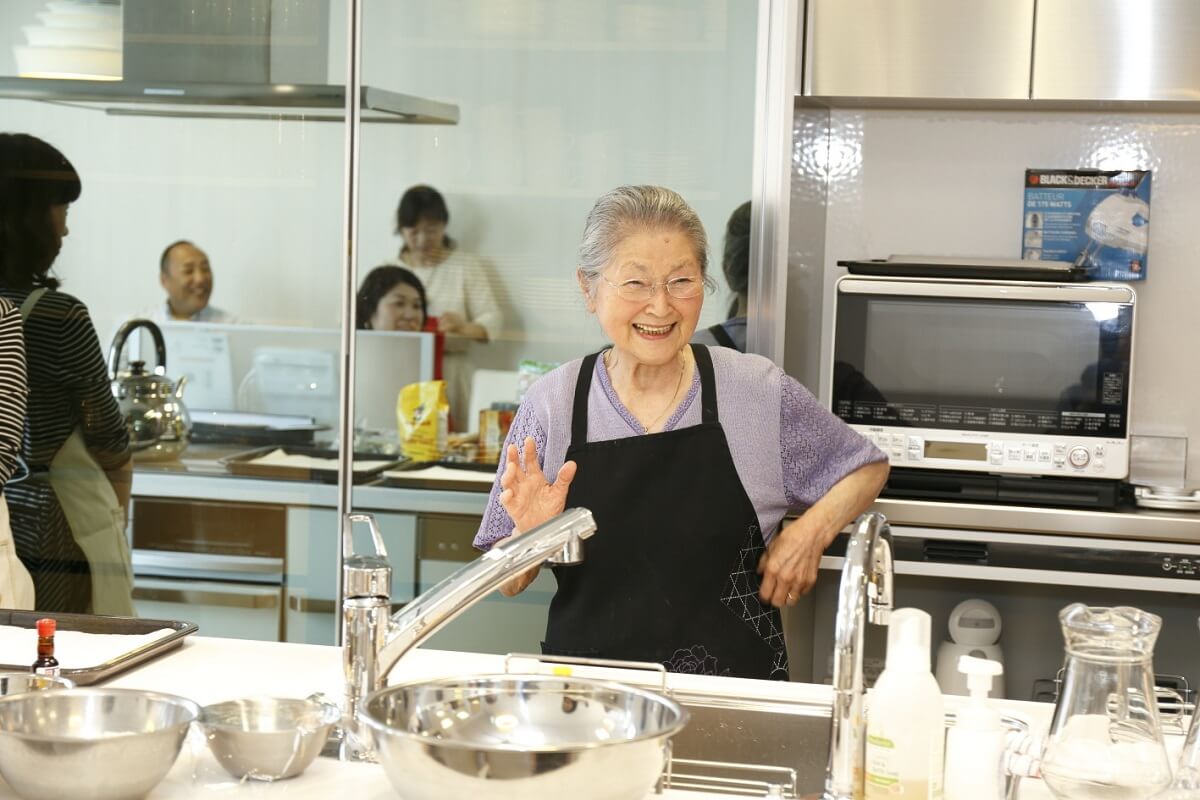 地元の人に愛されたカフェのオーナー、清水なおみさんの物語 2 料理教室での清水なおみさん。Photo courtesy of Naomi Shimizu