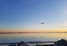 ロシア航空会社、カナダ領空飛行禁止に違反 バンクーバー空港に到着する飛行機。©The Vancouver Shinpo