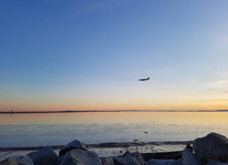 ロシア航空会社、カナダ領空飛行禁止に違反 バンクーバー空港に到着する飛行機。©The Vancouver Shinpo