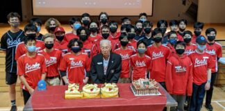 バンクーバー朝日元選手上西ケイさん100歳誕生日、巨大ケーキで祝福 上西ケイさんを囲んでAsahiの選手たちと記念撮影。2022年3月5日、日系文化センター・博物館で。Photo by Vancouver Shinpo