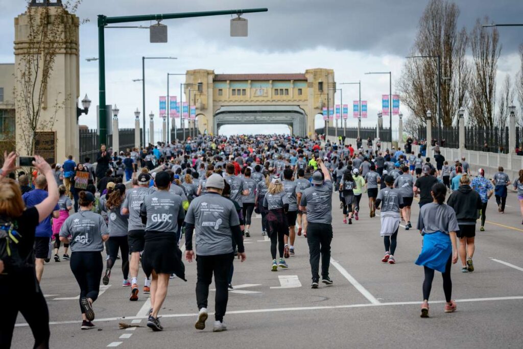 バラード橋を渡る参加者。走らず歩いてもいい！Photo courtesy of the Vancouver Sun Run