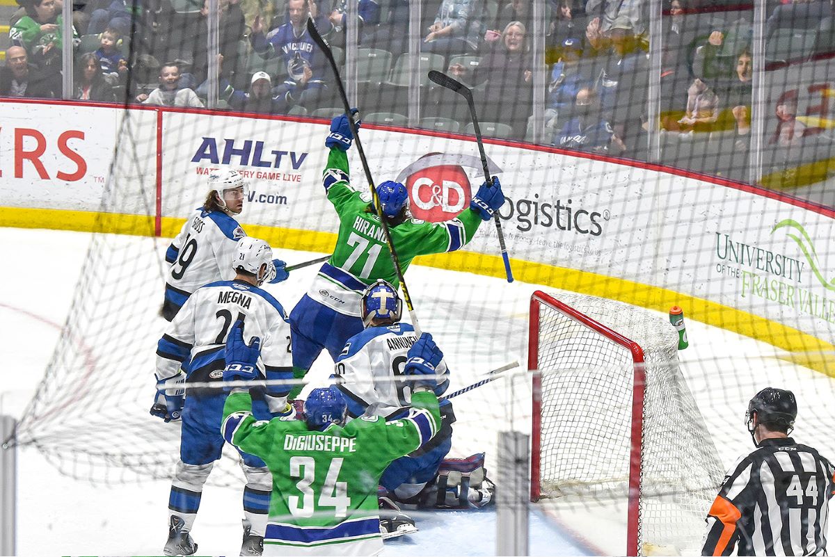 平野裕志朗選手、1ゴール、1アシストで、チームを勝利に導く:アボツフォード・カナックス(試合後会見映像あり) 第2ピリオド7:16、今季3つ目のゴールを決めた瞬間、喜びを爆発させる平野選手。2022年3月13日、アボツフォード・センター。コロラド・イーグルス戦。Photo by ©︎Koichi Saito/ The Vancouver Shinpo