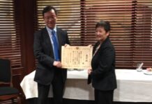 セブン・ポテトの会エイコ・エビイ前会長に在外公館長表彰 中部バンクーバー島日系カナダ人協会エイコ・エビイ前会長と羽鳥隆総領事。Photo courtesy of Consulate General of Japan in Vancouver