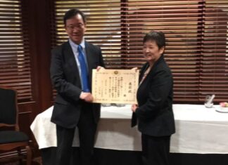 セブン・ポテトの会エイコ・エビイ前会長に在外公館長表彰 中部バンクーバー島日系カナダ人協会エイコ・エビイ前会長と羽鳥隆総領事。Photo courtesy of Consulate General of Japan in Vancouver