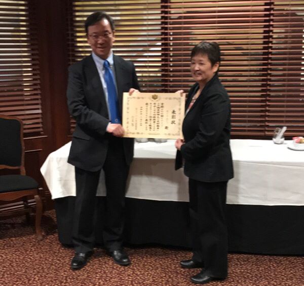 中部バンクーバー島日系カナダ人協会エイコ・エビイ前会長と羽鳥隆総領事。Photo courtesy of Consulate General of Japan in Vancouver