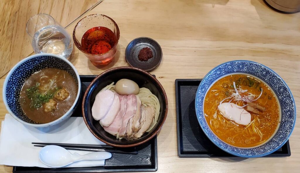 人気のつけ麺（左）と柚子ラーメン（右）©The Vancouver Shinpo　