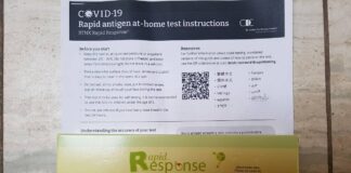 BC州のラピッドテスト無料提供、18歳以上に拡大 薬局で配布しているラピッドテスト。©The Vancouver Shinpo