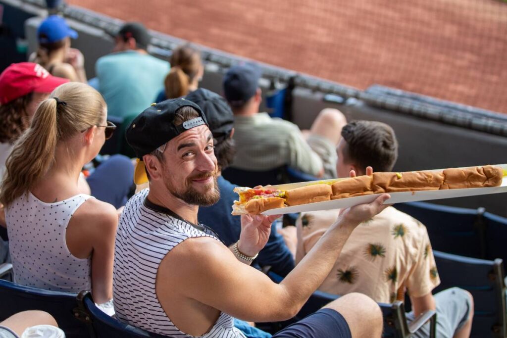 巨大ホットドッグに挑戦！Photo courtesy of Vancouver Canadians