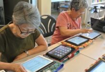 隣組 新型コロナウイルス禍での取り組み Tech2Goでタブレット操作を習う会員たち。Photo courtesy of Tonarigumi