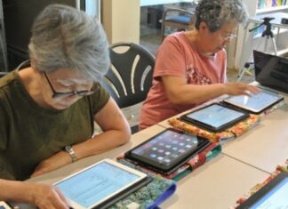 隣組 新型コロナウイルス禍での取り組み Tech2Goでタブレット操作を習う会員たち。Photo courtesy of Tonarigumi