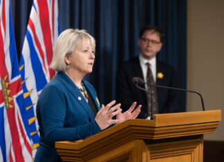 BC州でワクチンカード提示義務終了、70歳以上には春のブースター接種 会見するボニー・ヘンリー博士とエイドリアン・ディクス州保健大臣。Photo from the Government of British Columbia Website