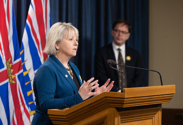 会見するボニー・ヘンリー博士とエイドリアン・ディクス州保健大臣。Photo from the Government of British Columbia Website