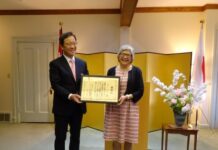 日系カナダ人生存者健康福祉基金運営委員長、キャシー・マキハラさんに在外公館長表彰 在外公館長表彰を受賞したキャシー・マキハラさん。Photo courtesy of Consulate-General of Japan in Vancouver