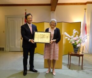 在外公館長表彰を受賞したキャシー・マキハラさん。Photo courtesy of Consulate-General of Japan in Vancouver