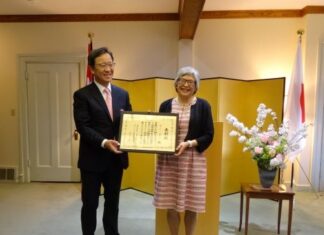 日系カナダ人生存者健康福祉基金運営委員長、キャシー・マキハラさんに在外公館長表彰 在外公館長表彰を受賞したキャシー・マキハラさん。Photo courtesy of Consulate-General of Japan in Vancouver